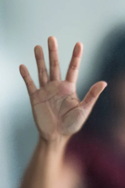 曇ったガラスのメタファーパニックとネガティの後ろのぼやけた女性の手 — ストック写真