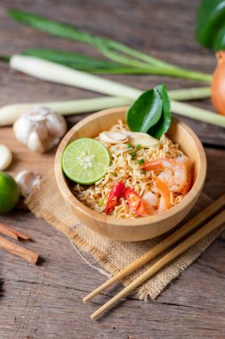 Yakın çekim limon karides biber sıcak ve s ile Instant noodles