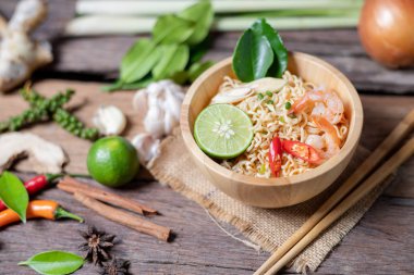 Yakın çekim limon karides biber sıcak ve s ile Instant noodles