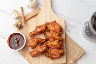 Odun kesme domuz sıcak ve baharatlı Kore barbekü kızarmış tavuk