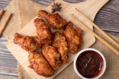 Odun kesme domuz sıcak ve baharatlı Kore barbekü kızarmış tavuk