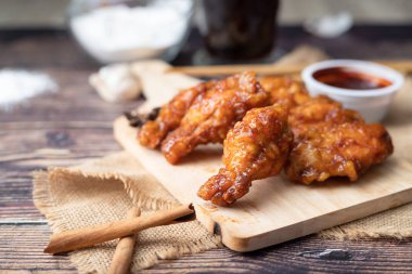 Odun kesme domuz sıcak ve baharatlı Kore barbekü kızarmış tavuk