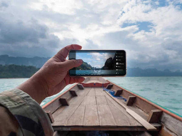 Tangan manusia menggunakan ponsel pintar melawan pemandangan indah dari — Stok Foto