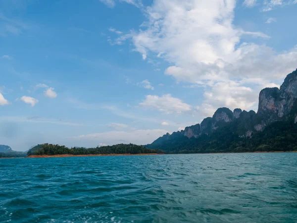 Scenisk landskap med utsyn over båt i stor elv og reservoardam – stockfoto