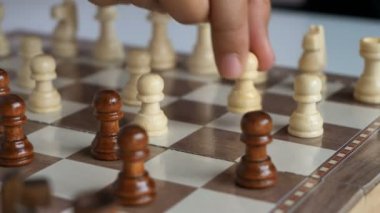Kazanmak ve alan seçim odak sığ derinliği kaybetmek için satranç tahtası metafor iş yarışması oynayan kadının yakın çekim eli