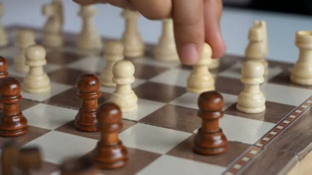 Рука Крупным Планом Женщины Играющей Шахматной Доске Метафоры Бизнес Конкурс — стоковое видео