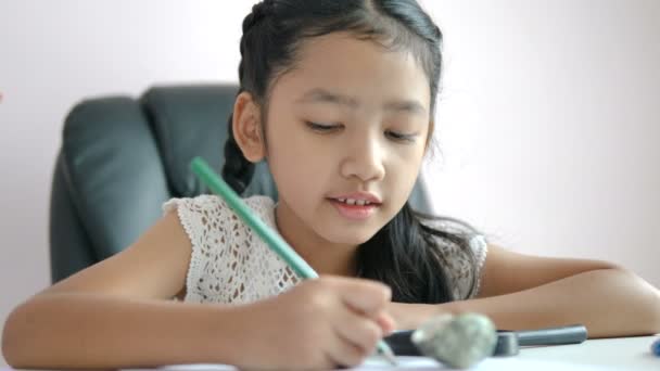 Pequeña Chica Asiática Usando Lápiz Para Escribir Papel Haciendo Tarea — Vídeo de stock