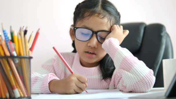 Pequeña Chica Asiática Usando Lápiz Para Escribir Papel Haciendo Tarea — Vídeos de Stock