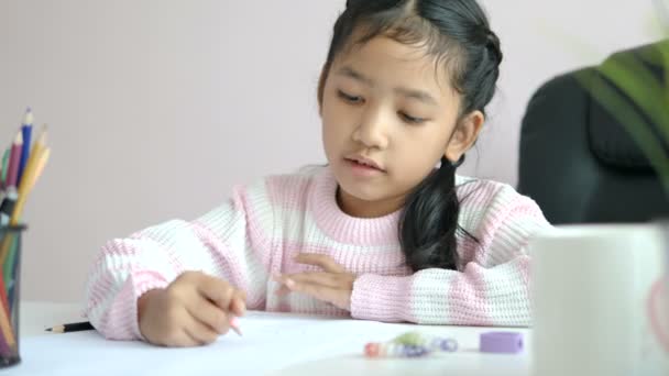 Pequeña Chica Asiática Usando Lápiz Para Escribir Papel Haciendo Tarea — Vídeo de stock