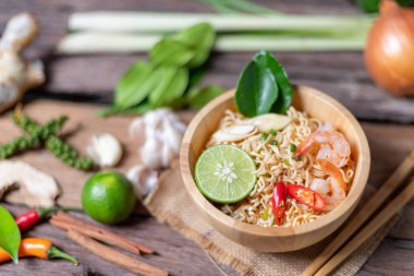 Yakın çekim limon karides biber sıcak ve s ile Instant noodles