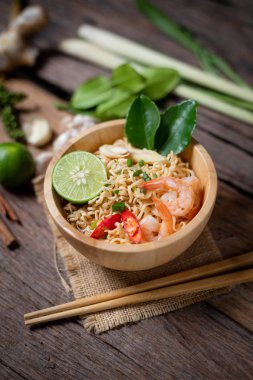 Yakın çekim limon karides biber sıcak ve s ile Instant noodles