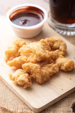 Odun kesme domuz sıcak ve baharatlı Kore barbekü kızarmış tavuk