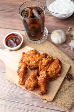 Odun kesme domuz sıcak ve baharatlı Kore barbekü kızarmış tavuk