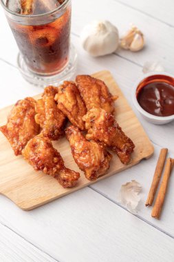 Odun kesme domuz sıcak ve baharatlı Kore barbekü kızarmış tavuk