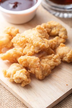 Odun kesme domuz sıcak ve baharatlı Kore barbekü kızarmış tavuk