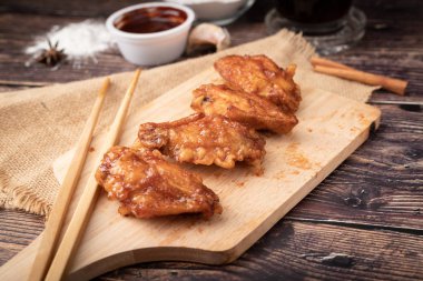 Odun kesme domuz sıcak ve baharatlı Kore barbekü kızarmış tavuk
