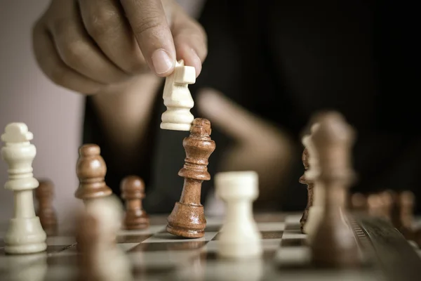 Bliska strzał ręką kobiety biznesu grając szachownicy, aby — Zdjęcie stockowe