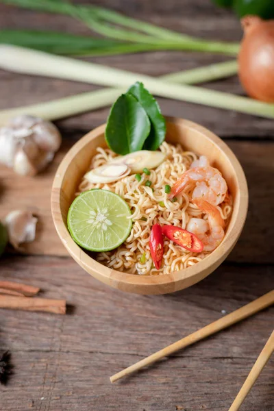 Yakın çekim limon karides biber sıcak ve s ile Instant noodles
