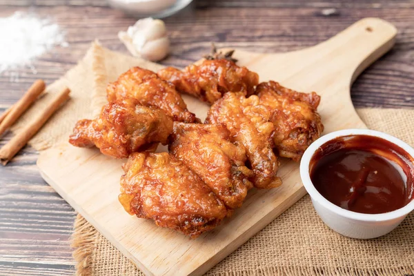 Odun kesme domuz sıcak ve baharatlı Kore barbekü kızarmış tavuk