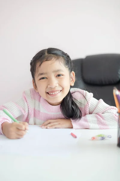 Mała Azjatycka dziewczyna robi pracę domową dla edukacji koncepcji wybierz fo — Zdjęcie stockowe