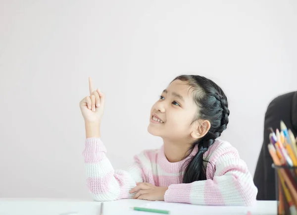 Retrato niña asiática apuntando con el dedo y sonrisa con happin —  Fotos de Stock