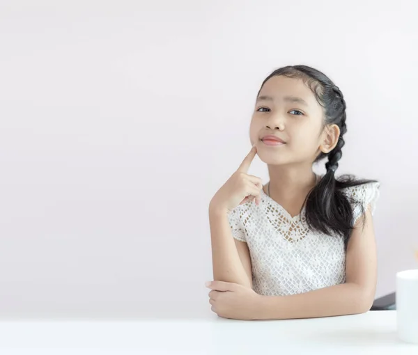 Retrato poco asiática chica sentado y sonrisa con felicidad sele — Foto de Stock