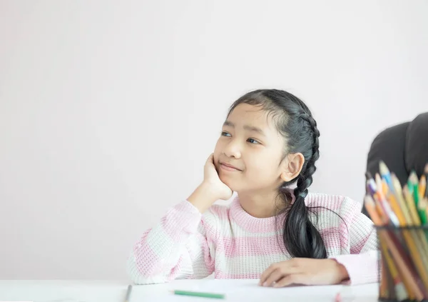 Retrato niña asiática sentada en la barbilla y sonrisa con ha — Foto de Stock