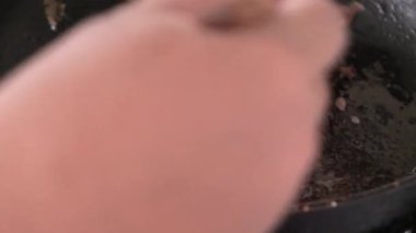 Sıcak tavada yakın çekim pişirme ve ızgara domuz biftek