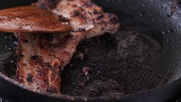Közelkép Shot Főzés Grill Sertés Steak Forró Serpenyőben — Stock videók