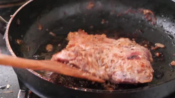 特写镜头烹饪和烤猪肉牛排在热锅 — 图库视频影像