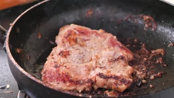 Close Tiro Cozinhar Grelhar Bife Porco Panela Quente — Vídeo de Stock