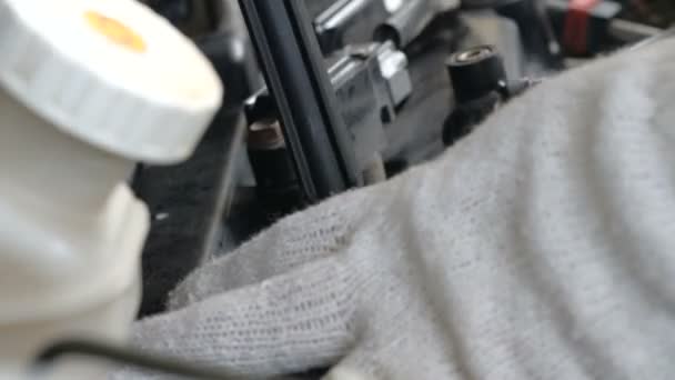 特写镜头机械师手是旋转汽车的螺栓 以修复和修复汽车 — 图库视频影像