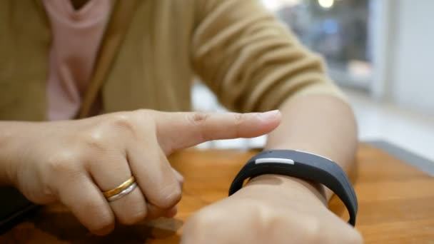 Närbild Skott Händer Kvinna Med Smart Watch Välj Fokus Grunt — Stockvideo