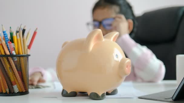 Menina Asiática Puttinwg Moeda Banco Piggy Sorrir Com Felicidade Para — Vídeo de Stock