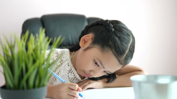 Klein Aziatisch Meisje Met Behulp Van Het Potlood Schrijven Het — Stockvideo