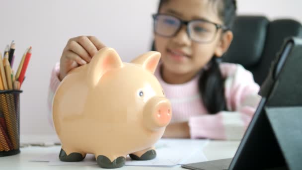 Menina Asiática Puttinwg Moeda Banco Piggy Sorrir Com Felicidade Para — Vídeo de Stock