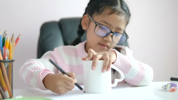 Little Asian Girl Pomocą Ołówka Pisania Papierze Odrabiania Lekcji Uśmiech — Wideo stockowe