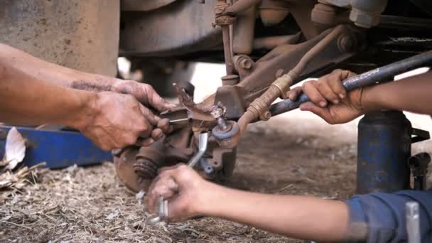 Händerna Mekaniska Snurrande Bult Lastbilen För Att Reparera Wishbone Kontrollarm — Stockvideo