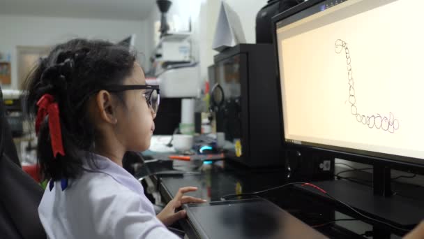 亚洲小女孩在泰国学生制服用钢笔片绘图和数字绘画用计算机 — 图库视频影像