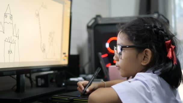 Menina Asiática Tailandês Estudante Uniforme Usando Caneta Tablet Para Desenho — Vídeo de Stock