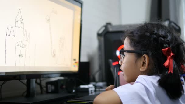 Menina Asiática Tailandês Estudante Uniforme Usando Caneta Tablet Para Desenho — Vídeo de Stock