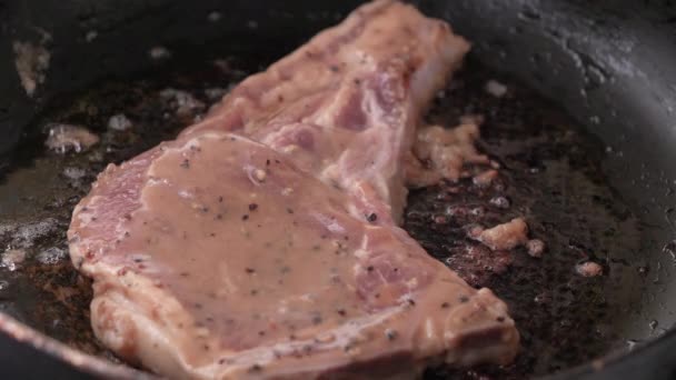 Nahaufnahme Shot Kochen Und Grillen Schweinesteak Der Heißen Pfanne — Stockvideo