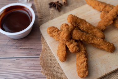 Odun kesme domuz sıcak ve baharatlı Kore barbekü kızarmış tavuk