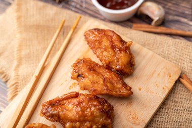 Odun kesme domuz sıcak ve baharatlı Kore barbekü kızarmış tavuk