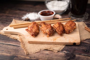 Odun kesme domuz sıcak ve baharatlı Kore barbekü kızarmış tavuk