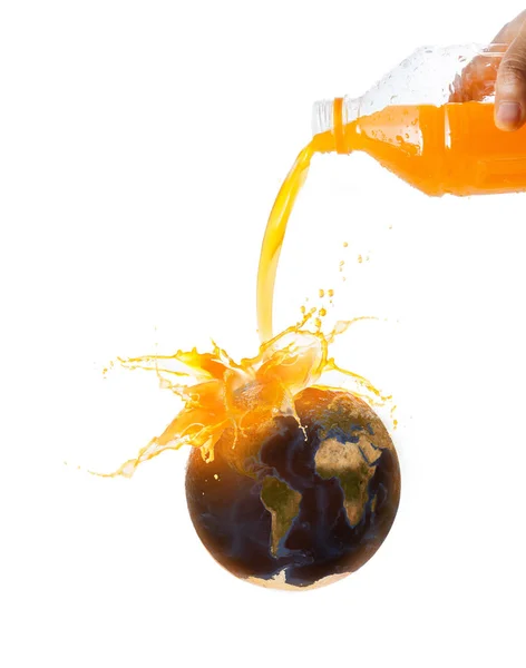 Рука женщины наливает апельсиновый сок в свежие спелые апельсиновые фрукты — стоковое фото