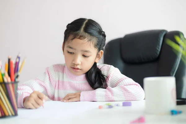 Pequeña chica asiática haciendo la tarea para el concepto de educación seleccionar fo —  Fotos de Stock