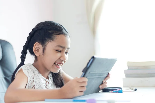 Weinig Aziatisch meisje met behulp van Tablet en glimlach met geluk voor EDUC — Stockfoto