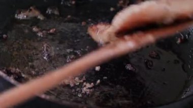 Sıcak tavada yakın çekim pişirme ve ızgara domuz biftek