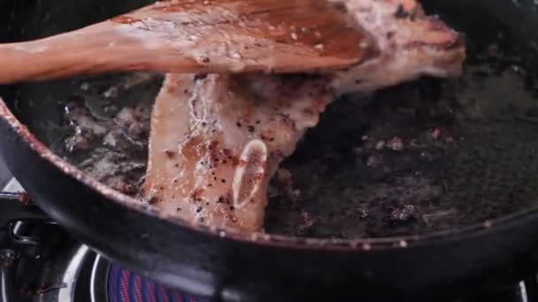 Крупним Планом Дріб Приготування Їжі Страви Свинини Гарячій Сковороді — стокове відео